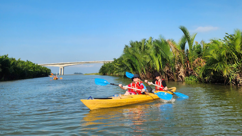 Chèo Sup/Kayak dễ dàng dọc theo sông Cọ (1)